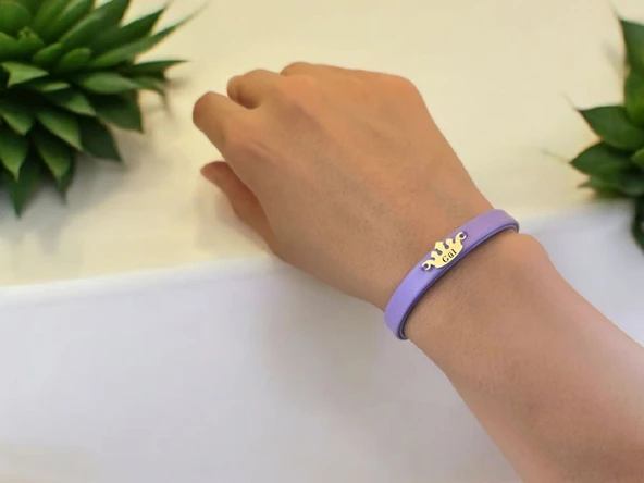 14 Ayar Altın Plakalı İsme Özel Taç Figürlü Koyu Mor Derili Hediye Bileklik-636 - Resim 2