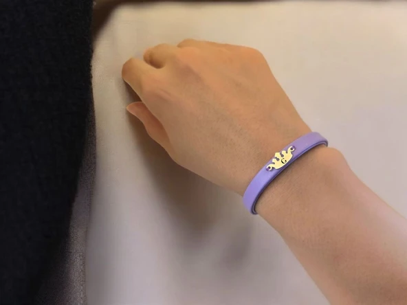 14 Ayar Altın Plakalı Harfe Özel Koyu Mor Derili Taç Figürlü Hediye Bileklik-636 - Resim 2