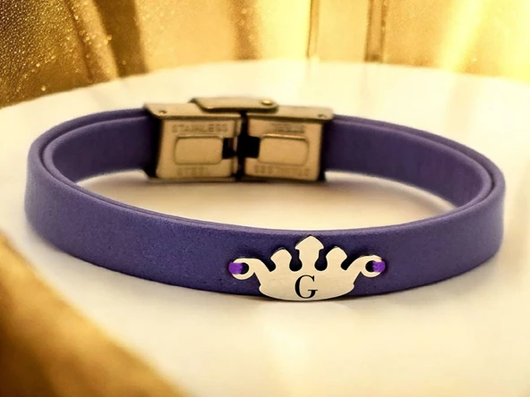 14 Ayar Altın Plakalı Harfe Özel Koyu Mor Derili Taç Figürlü Hediye Bileklik-636 ürün görseli