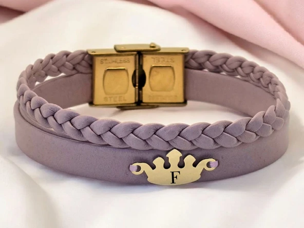 14 Ayar Altın Plakalı Harfe Özel Açık Mor Derili Taç Motifli Hediye Bileklik-637 ürün görseli