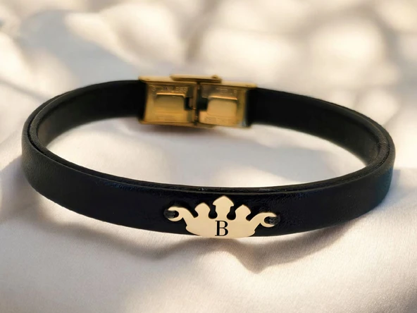 14 Ayar Altın Plakalı Harfe Özel Doğal Siyah Derili Taç Figürlü Hediye Bileklik-638 ürün görseli