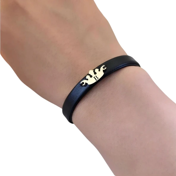 14 Ayar Altın Plakalı Harfe Özel Doğal Siyah Derili Taç Figürlü Hediye Bileklik-638 - Resim 3