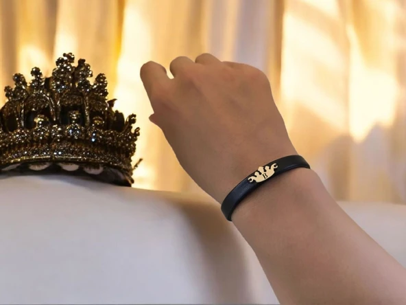 14 Ayar Altın Plakalı Harfe Özel Doğal Siyah Derili Taç Figürlü Hediye Bileklik-638 - Resim 2