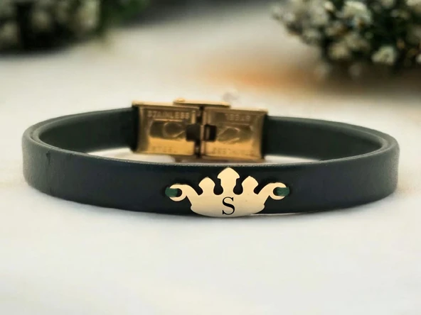 14 Ayar Altın Plakalı Harfe Özel Koyu Yeşil Derili Taç Motifli Hediye Bileklik-639 ürün görseli