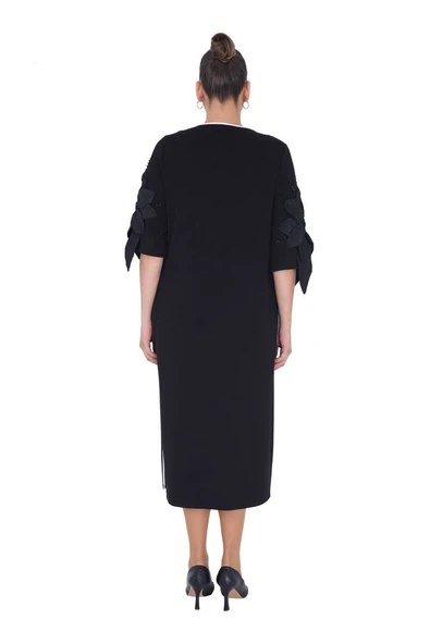 Kadın Büyük Beden Siyah Çiçek Motifli Beyaz Şeritli Uzun Elbise - Resim 3