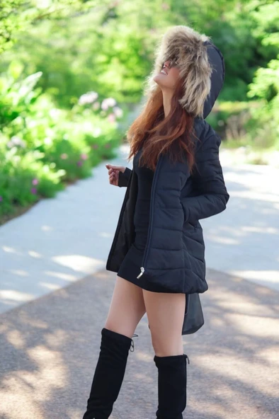 Eldiven Detaylı Siyah Kapüşonlu Orta boy Kürklü Şişme Mont - 6