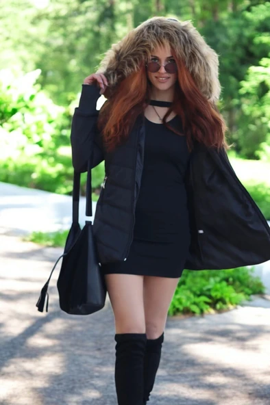 Eldiven Detaylı Siyah Kapüşonlu Orta boy Kürklü Şişme Mont - 3