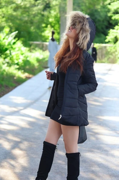 Eldiven Detaylı Siyah Kapüşonlu Orta boy Kürklü Şişme Mont - 2