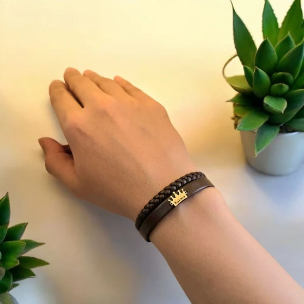 14 Ayar Altın Plakalı İsme Özel Koyu Kahverengi Derili Taç Figürlü Hediye Bileklik-679 - Resim 2