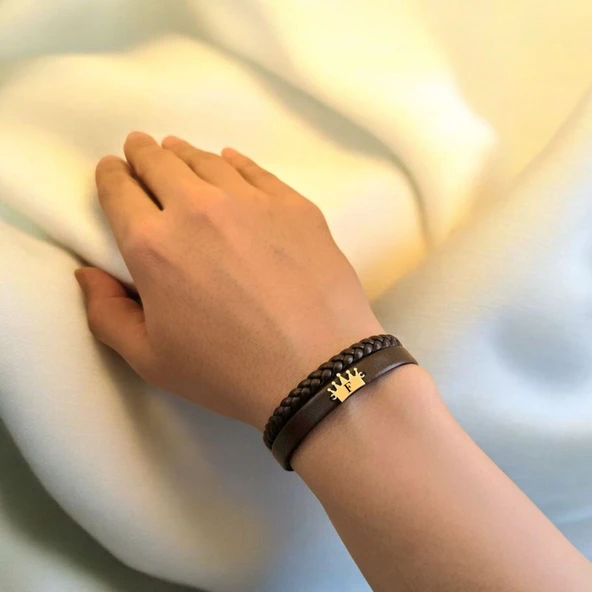 14 Ayar Altın Plakalı Harfe Özel Taç Figürlü Koyu Kahverengi Derili Hediye Bileklik-679 - Resim 2