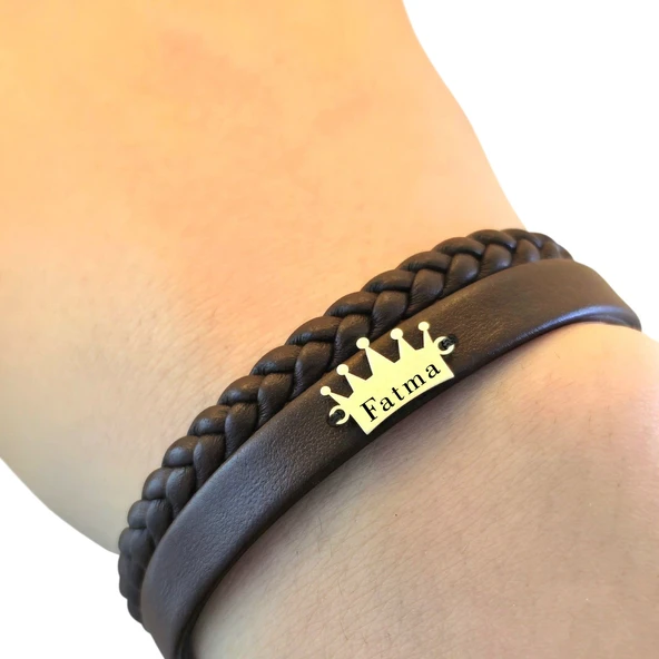 14 Ayar Altın Plakalı İsme Özel Koyu Kahverengi Derili Taç Figürlü Hediye Bileklik-679 - Resim 3