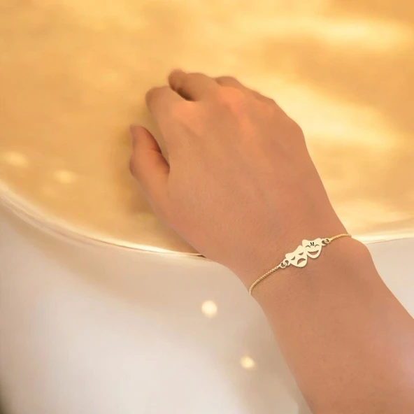 14 Ayar Altın Plakalı Harfe Özel Gülüş ve Hüzün Maskeli Altın Renkli Zincirli Hediye Bileklik-682 - Resim 2