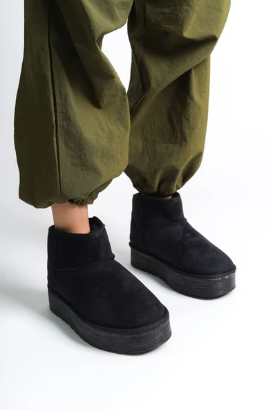 AMELIA Bağcıksız Düz ve Kalın Taban İçi Kürklü Kısa Süet Kadın Bot  SST - Siyah