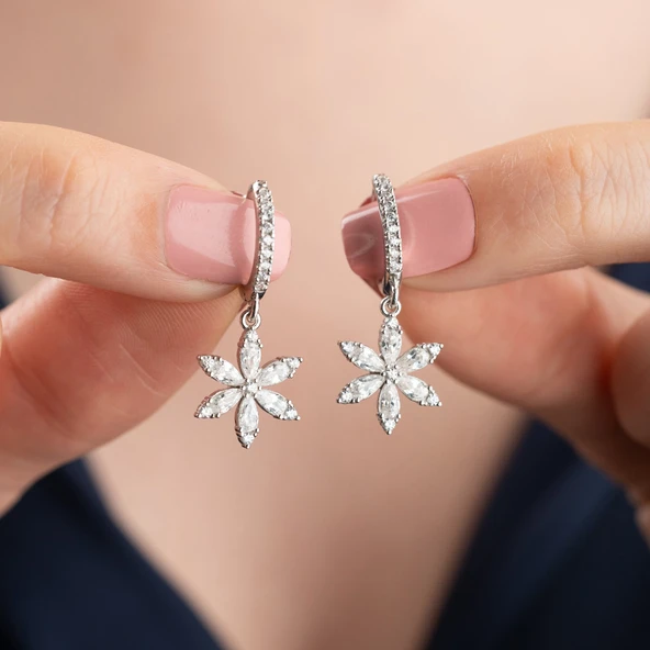 925 Ayar Gümüş Beyaz Taşlı Sallantılı Çiçek Küpe - Resim 2