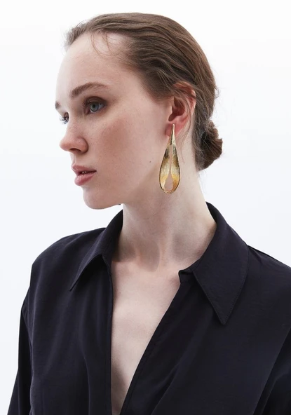 Göz Alıcı Gösterişli Altın Kaplama Yaprak Formlu Çelik Uçlu VIP Bijuteri Küpe | Parlak ve Zarif - Resim 2