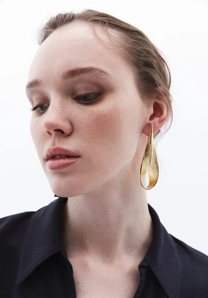 Göz Alıcı Gösterişli Altın Kaplama Yaprak Formlu Çelik Uçlu VIP Bijuteri Küpe | Parlak ve Zarif - Resim 3