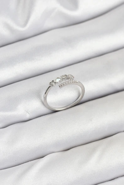 Pirinç Gümüş Renk Kalpli Detaylı Zirkon Taşlı Kadın Yüzük ürün görseli