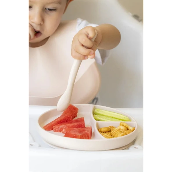 Krem Rengi 3’lü Silikon Yemek Seti – Önlük + Diş Kaşıyıcılı Kaşık + Vakumlu Tabak - 4