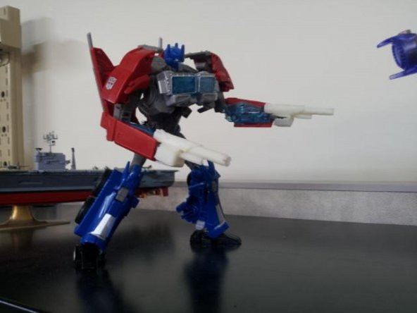 Transformers Prime: Optimus Prime El Topu Plastik Aparat