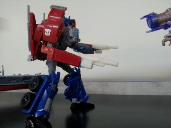 Transformers Prime: Optimus Prime El Topu Plastik Aparat - 3