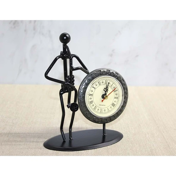 Metal Saatli Saksafon Çalan Müzisyen - Resim 2