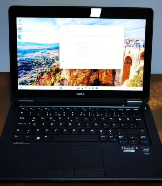 Dell Latitude E7250 Intel i5-5300U 8 Ram 128 SSD DOKUNMATİK - UFAK ÇATLAK - Outlet