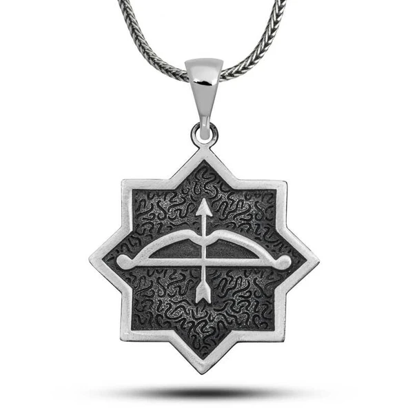 ​Gümüş Ok Yay İşlemeli Sekizgen Tasarım Kolye ürün görseli 1