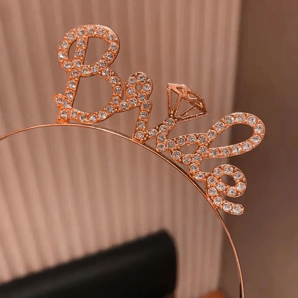 Rose Gold Renkli Taşlı “Bride” Gelin Tacı – El Yazısı Yazı Tipiyle - Resim 2