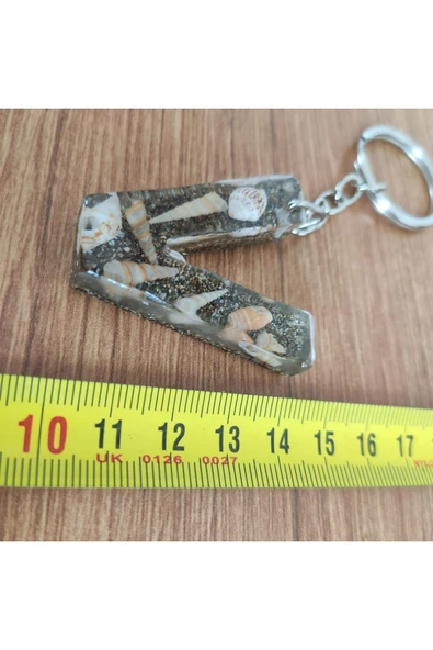 "V" HARFİ - Kıyı Esintisi Harf Anahtarlık (A–Z) – Gerçek Deniz Kabuğu, Kum ve Şeffaf Epoksi– El Yap - Resim 3