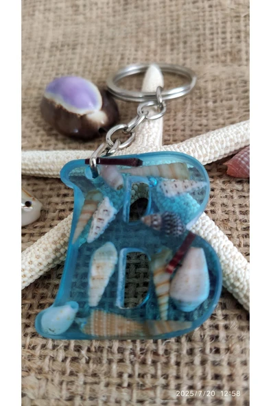 "B" HARFİ - Açık Mavi Deniz Epoksi Harf Anahtarlık – Gerçek Deniz Kabuğu, El Yapımı, Benzersiz - Resim 2