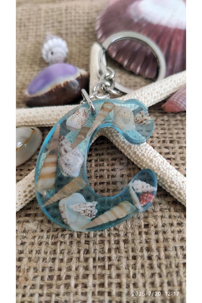 "C" HARFİ - Açık Mavi Deniz Epoksi Harf Anahtarlık – Gerçek Deniz Kabuğu, El Yapımı, Benzersiz ürün görseli