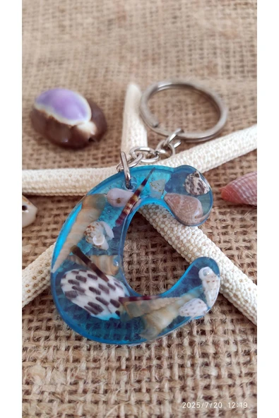 "C" HARFİ - Açık Mavi Deniz Epoksi Harf Anahtarlık – Gerçek Deniz Kabuğu, El Yapımı, Benzersiz - Resim 3