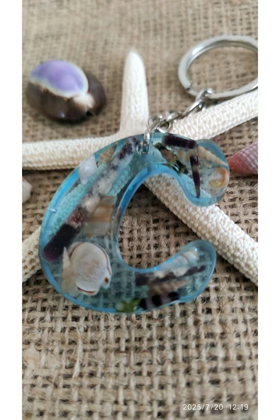 "C" HARFİ - Açık Mavi Deniz Epoksi Harf Anahtarlık – Gerçek Deniz Kabuğu, El Yapımı, Benzersiz - Resim 4