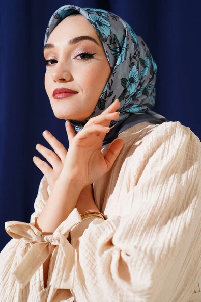 Çiçek Desenli Şeritli Eşarp Füme ürün görseli 1