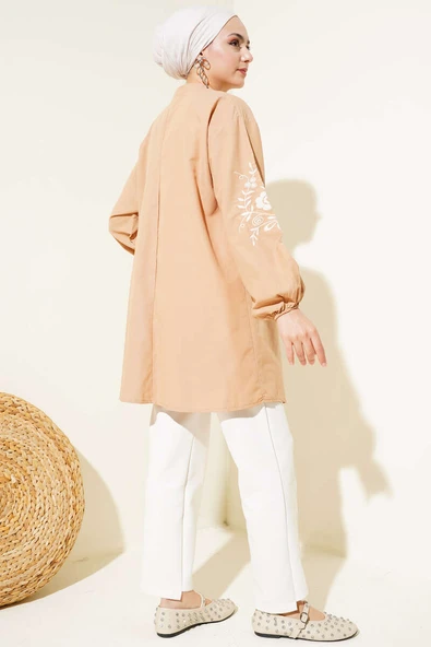 Yaka Düğmeli Nakışlı Tunik Latte - Resim 3