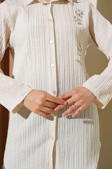Önü İncili Kabartma Çizgili Gömlek Ekru - Resim 4
