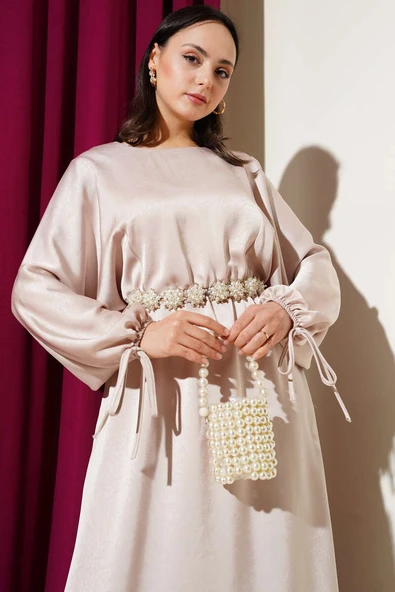 Beli Lastikli Yarasa Kol Saten Elbise Bej - Resim 2