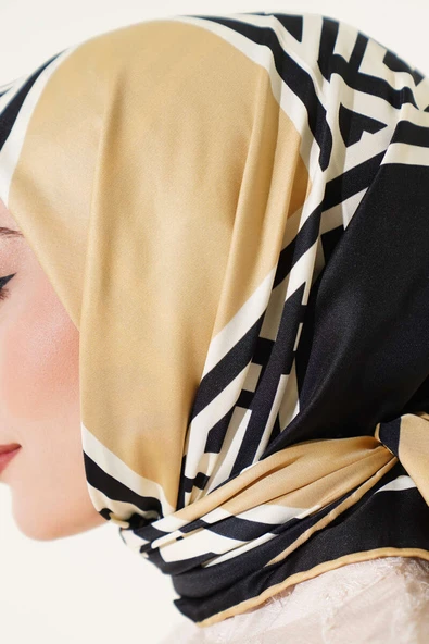 Geometrik Detaylı Saten Twill Eşarp Latte - Resim 4