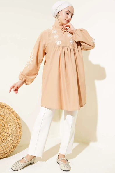 Yaka Düğmeli Nakışlı Tunik Latte - Resim 2