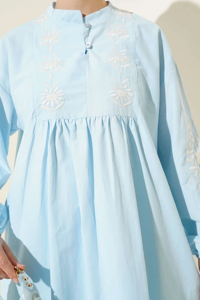 Yaka Düğmeli Nakışlı Tunik Mavi - Resim 4