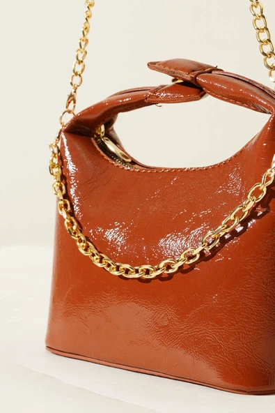 Çıtçıt Kulplu Zincir Askılı Rugan Çanta Taba - Resim 3