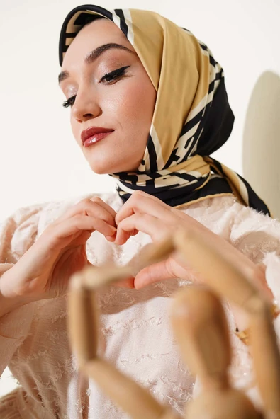 Geometrik Detaylı Saten Twill Eşarp Latte ürün görseli 1