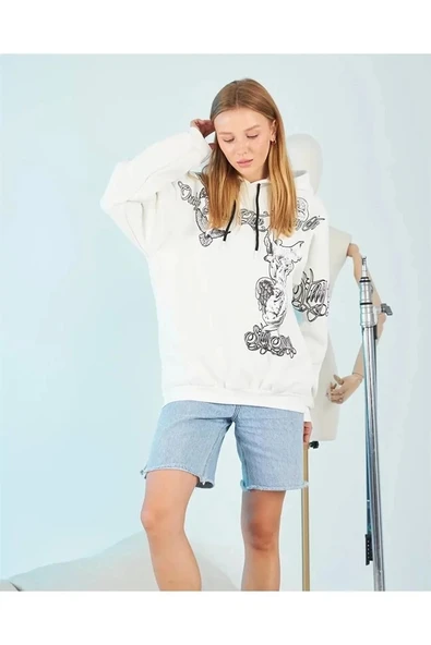 Kadın Kapüşonlu Üç İplik Sweatshirt – Beyaz Strong Heykel Baskılı, Rahat Kalıp, Kanguru Cepli Modern Tasarım ürün görseli