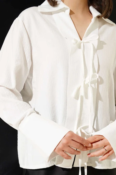 Önü Bağcık Detaylı Bluz Beyaz - Resim 4