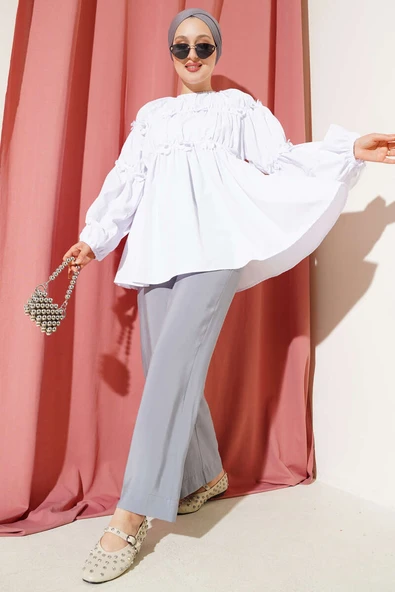 Çiçek Detaylı Kol Lastikli Bluz Beyaz - Resim 2