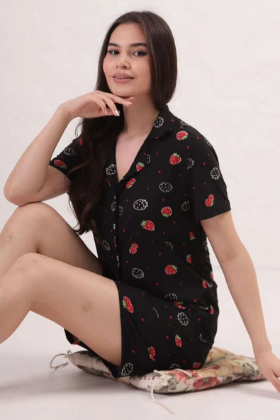 Desenli Gömlek Yaka Şortlu Pijama Takımı Siyah Kırmızı ürün görseli 1