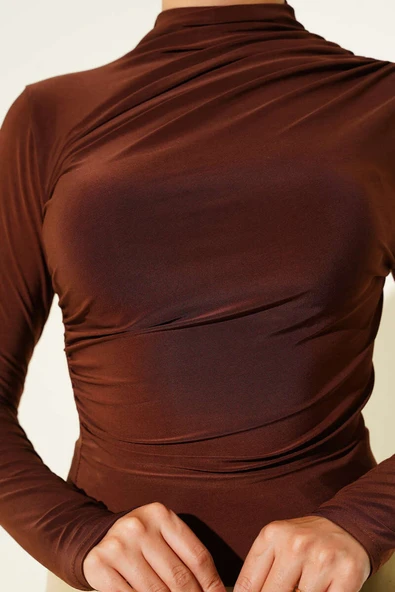 Yanları Büzgü Detaylı Sandy Bluz Kahve - Resim 4