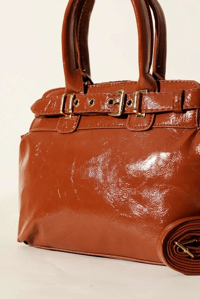 Kemer Geçiş Detaylı Parlak Çanta Taba - Resim 3