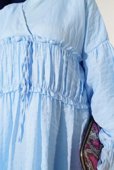 Büzgü Detaylı V Yaka Keten Elbise Mavi - Resim 4