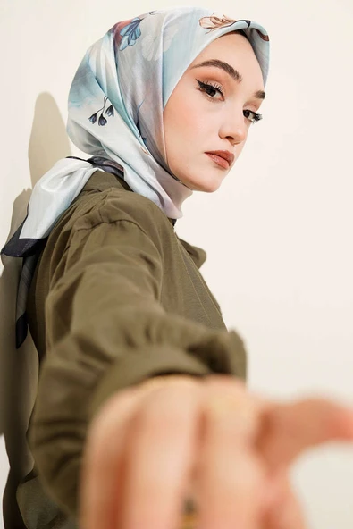 Çiçek Desen Twill Eşarp Lacivert ürün görseli 1